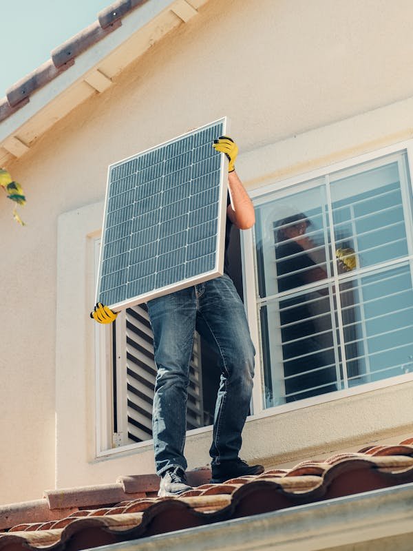 Installateur de panneaux solaires avec batteries : optez pour l'autoconsommation