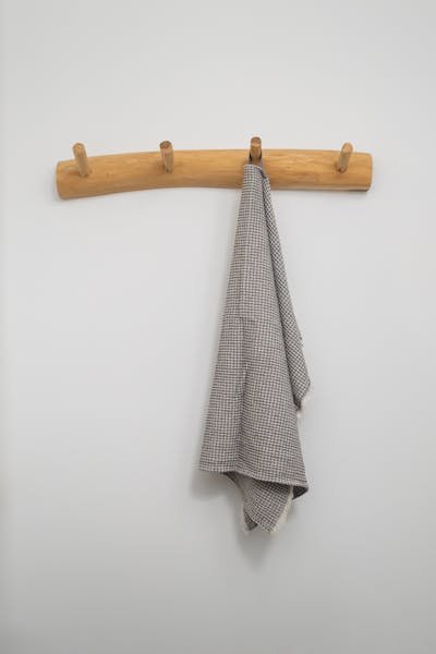 Porte serviette mural en bois : style industriel et simplicité